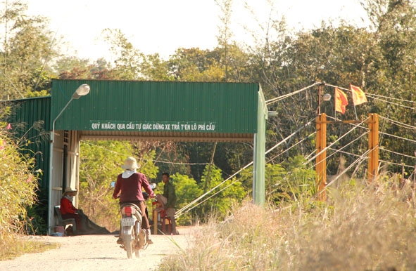 Cầu trên tuyến đường liên xã Ea Sar - Ea Đar huyện Ea Kar do tư nhân xây dựng và thu phí đi lại.  