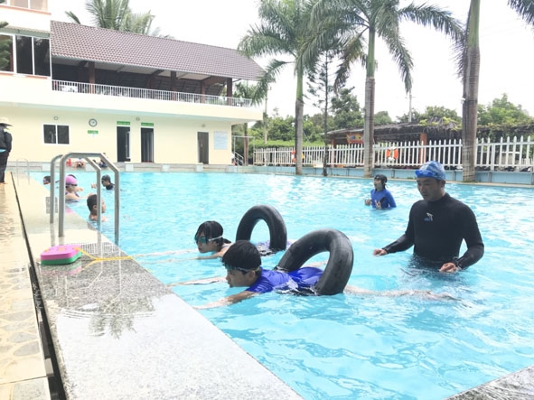 Trẻ học bơi tại hồ bơi Dr.Thanh (TP. Buôn Ma Thuột).  
