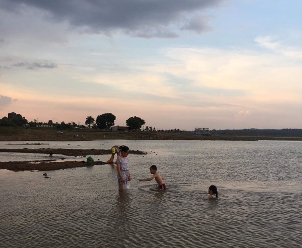 Ngày hè, nhiều trẻ em ở TP. Buôn Ma Thuột hay đến tắm, mò hến tại hồ Ea Kao.  