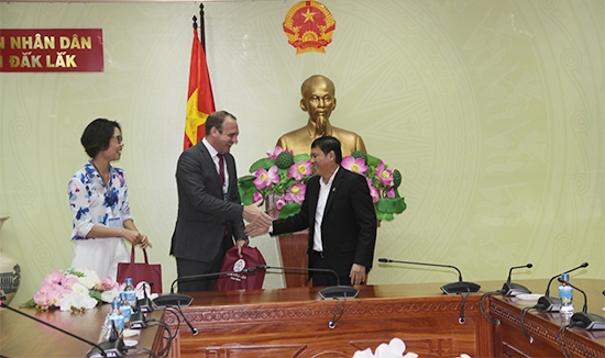 Phó Chủ tịch UBND tỉnh Nguyễn Tuấn Hà chào xã giao và tặng quà Đoàn công tác