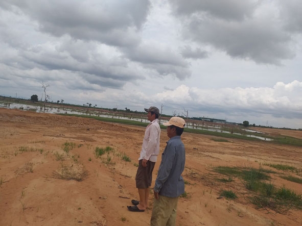 Người dân xã Ia Lốp phản ánh vào mùa khô, nhiều diện tích đất gần hồ thủy lợi thôn Đoàn bị bỏ hoang vì thiếu nước tưới.