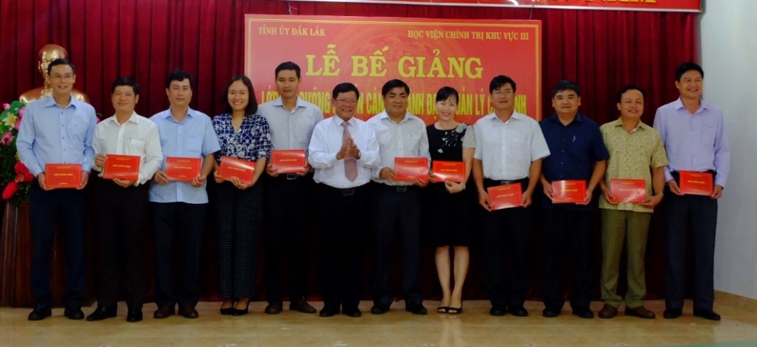 PGS.TS Nguyễn Văn Lý, Giám đốc Học viện Chính trị khu vực III trao giấy chứng nhận cho các học viên.  
