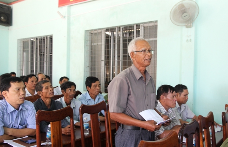 Cử tri Y Chăl Byă (buôn Sút, xã Krông Jing) nêu kiến nghị tại buổi tiếp xúc. 