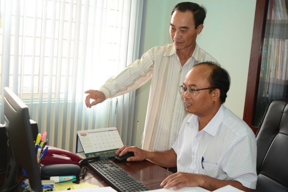 Phó Chủ tịch Ủy ban MTTQ Việt Nam huyện Krông Pắc Y Blốc Byă (ngồi) bàn bạc nội dung công việc cùng lãnh đạo Ban Tổ chức Huyện ủy.