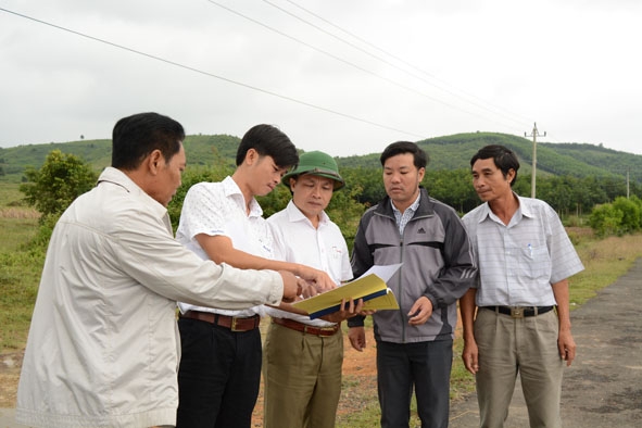 Cán bộ DTTS Phòng Dân tộc huyện, xã Vụ Bổn cùng cán bộ Huyện ủy trao đổi về Dự án định cư làng Mông tại xã Vụ Bổn.