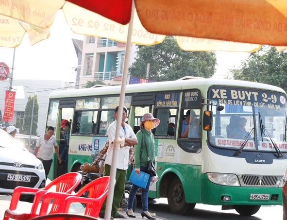 Xe buýt đón, trả khách trên đường Nguyễn Tất Thành (TP. Buôn Ma Thuột). 