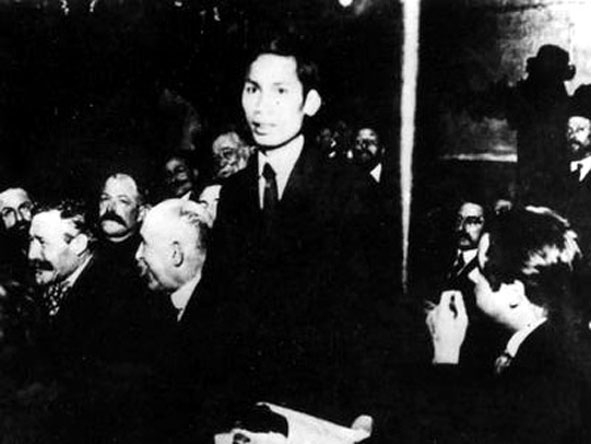 Nguyễn Ái Quốc tại Đại hội lần thứ XVIII của Đảng Xã hội Pháp ở Tua, tháng 12-1920.  (Ảnh tư liệu)