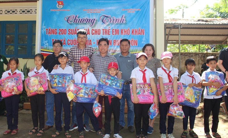 Các mạnh thường quân tặng quà cho học sinh Trường Tiểu học Kim Đồng xã Cuôr Knia (huyện Buôn Đôn).