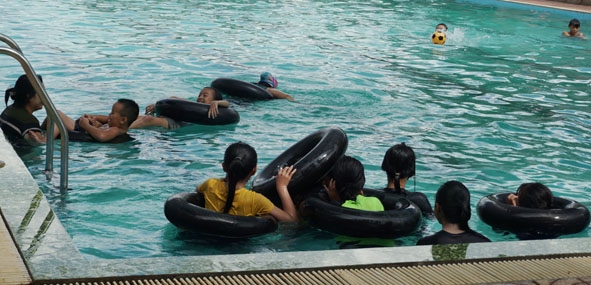 Hồ bơi Thành Đạt liên tục có người bơi. 
