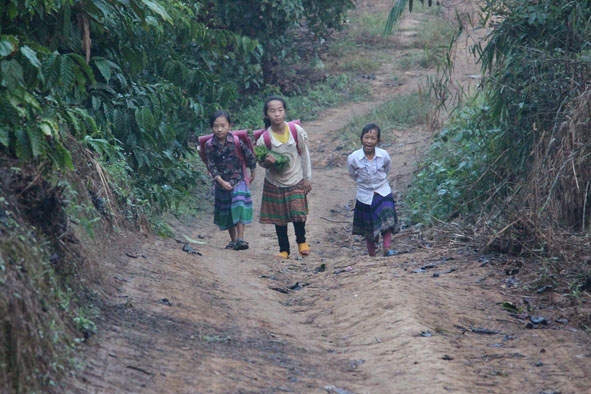 Học sinh làng Hmông, buôn Liêng Keh (xã Đắk Phơi) đi bộ vượt quãng đường gần 10 km đến trường. 