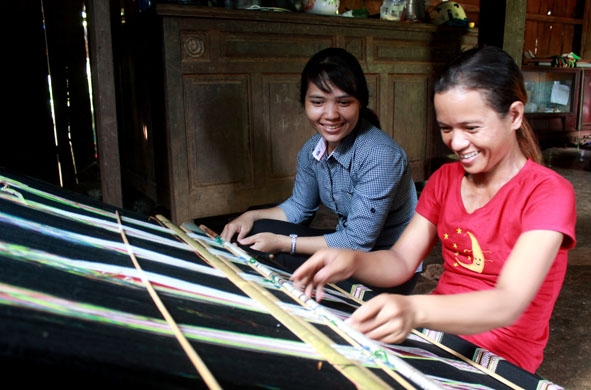 Chị H’Nhoan Ađrơng, hội viên phụ nữ xã Ea Kao, TP. Buôn Ma Thuột tự tạo việc làm thêm sau khi học nghề dệt thổ cẩm.