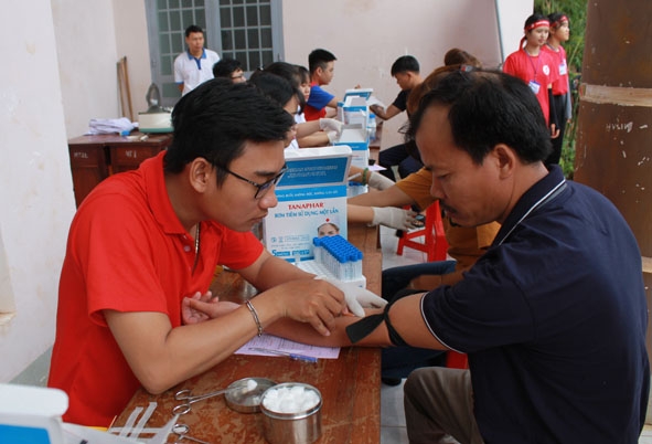 Người dân huyện Cư M'gar làm xét nghiệm chất lượng máu trước khi hiến tặng.  