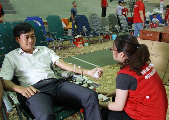 Anh Lê Anh Phương, nhân viên Chi nhánh Văn phòng đăng ký đất đai huyện Cư M’gar tham gia hiến máu trong Ngày hội Giọt hồng Tây Nguyên năm 2019.