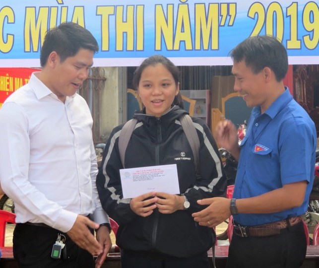 Tặng học bổng cho em Trần Thị Thanh Hòa