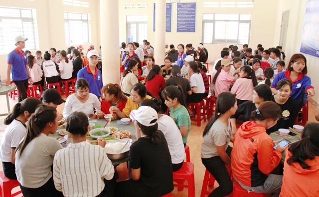Các thí sinh ăn cơm trưa tại bếp ăn miễn phí do Huyện Đoàn Krông Bông thành lập.