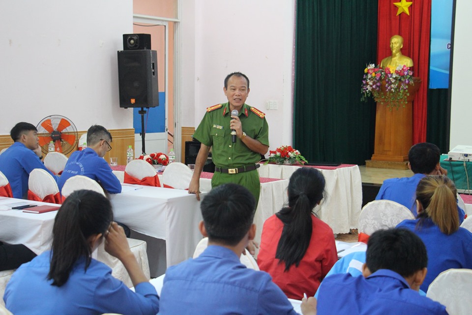 Thượng tá Lê Tiến Chung – Phó Trưởng phòng 2 Cục Cảnh sát điều tra tội phạm về ma túy Bộ Công an truyền đạt nọi dung tại lớp tập huấn