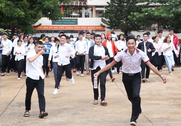 Các thí sinh tại điểm thi Trường THPT Phan Bội Châu (thị trấn Krông Năng). Ảnh: T.Hùng
