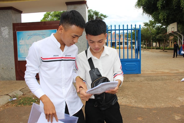 Thí sinh tại điểm thi Trường THPT Hùng Vương (huyện Krông Ana) trao đổi bài  sau khi hoàn thành bài thi tổ hợp Khoa học tự nhiên.  