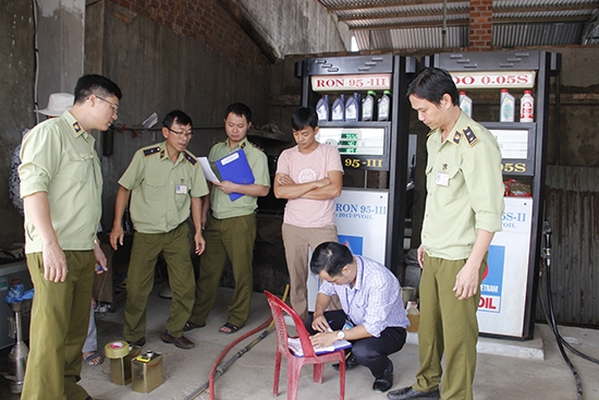Tiến hành kiểm tra việc kinh doanh xăng dầu tại huyện Ea Kar