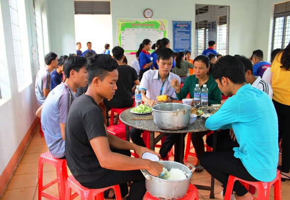 Các sĩ tử ăn cơm trưa tại bếp ăn tình nguyện ở khu bán trú Trường THPT Krông Ana.