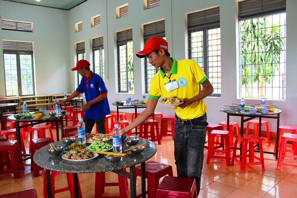 Các thành viên CLB Sức Sống Trẻ (huyện Krông Ana) đang chuẩn bị mâm cơm tại Bếp ăn tình nguyện ở khu bán trú Trường THPT Krông Ana.