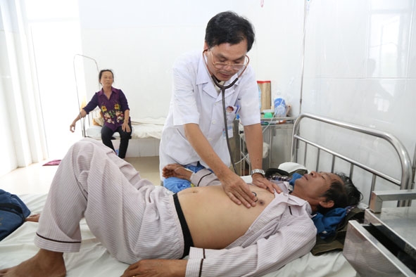 Bệnh nhân SXH nặng điều trị tại khoa Truyền nhiễm, Bệnh viện Đa khoa vùng Tây Nguyên. 