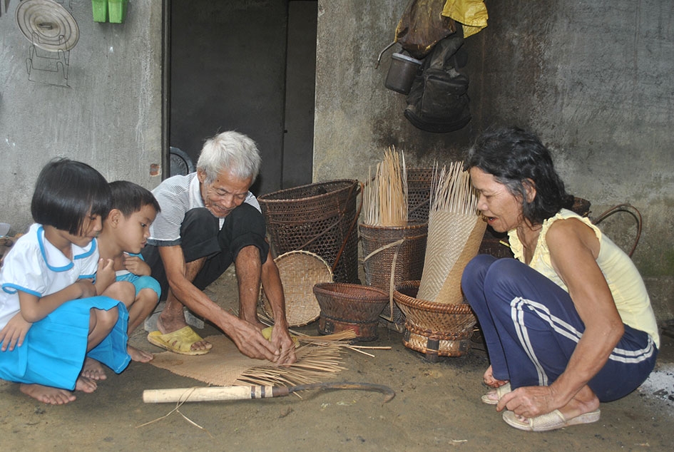 Già Đỗ Văn Thái truyền nghề đan lát cho lớp trẻ trong làng. 