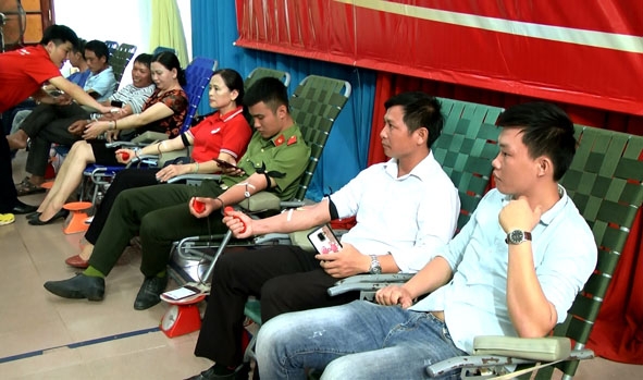 Chương trình Ngày hội hiến máu “Giọt hồng Tây Nguyên” năm 2019 thu hút nhiều người dân  huyện Ea Kar tham gia. 