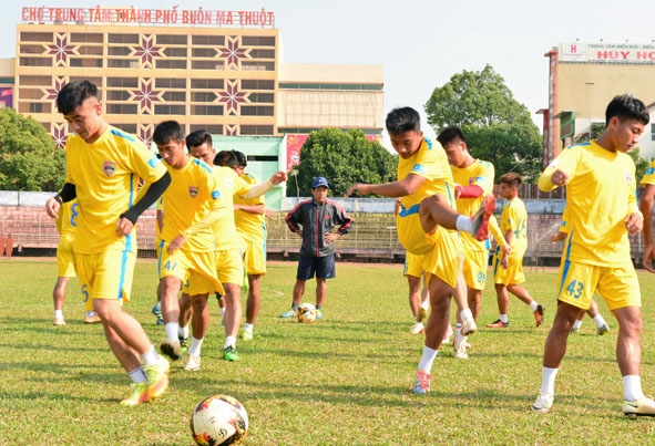 Các cầu thủ Câu lạc bộ bóng đá Đắk Lắk tập luyện chuẩn bị cho giai đoạn lượt về.  
