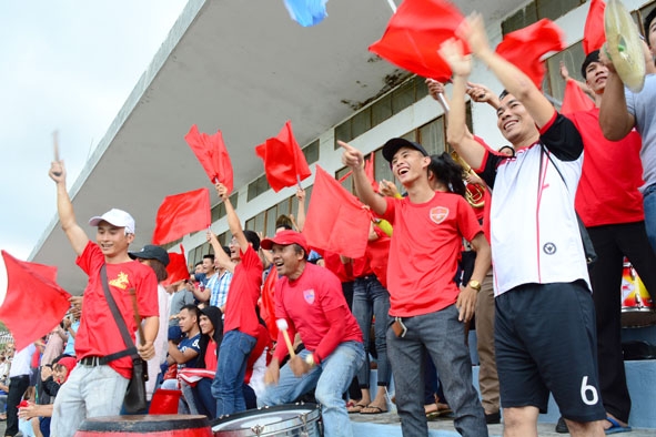 Khán giả hâm mộ đồng hành, cổ vũ cầu thủ Câu lạc bộ bóng đá Đắk Lắk thi đấu. 