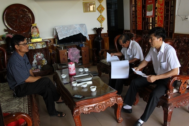 Cán bộ ngành thuế hỗ trợ người nộp thuế tại trụ sở người nộp thuế ở huyện Krông Pắc