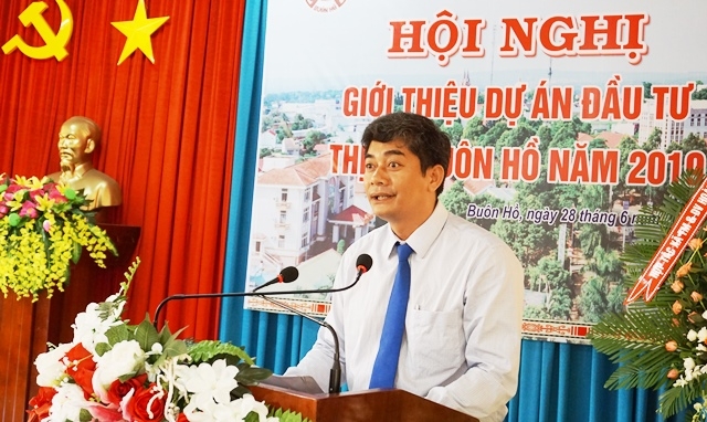 Bí thư Thị ủy Buôn Hồ Y Vinh Tơr phát biểu tại Hội nghị.