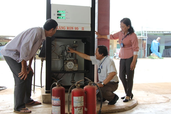 Cán bộ Chi cục Thuế huyện Cư M’gar kiểm tra một cơ sở kinh doanh xăng dầu trên địa bàn.