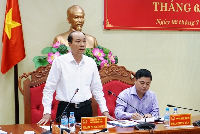 Chủ tịch UBND tỉnh Phạm Ngọc Nghị phát biểu kết luận phiên họp. 