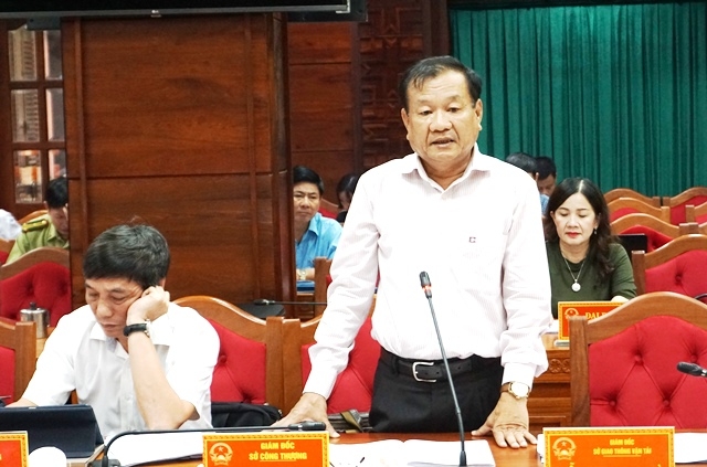 Giám đốc Sở Công thương Phạm Thái phát biểu tại phiên họp.