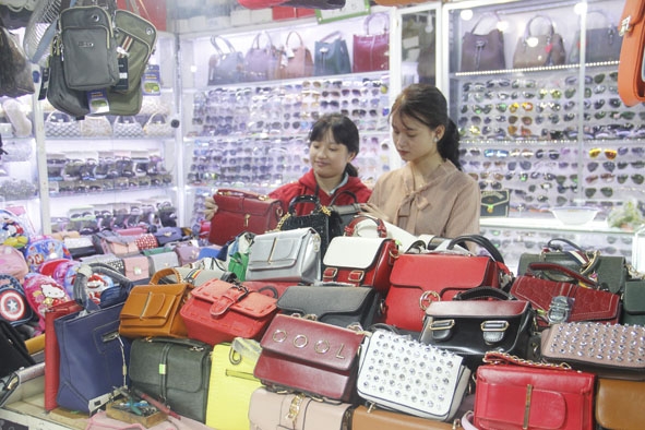 Nhiều mặt hàng bày bán tại chợ Trung tâm Buôn Ma Thuột không được niêm yết giá.  