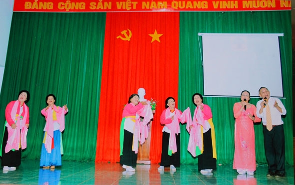Các thành viên CLB Đàn hát dân ca xã Ea Tar biểu diễn trong một lần đi giao lưu cùng Hội người cao tuổi xã Cư Dliê M'nông (huyện Cư M'gar).