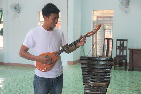           Y Nô Ly Kbuôr bên những nhạc cụ của Lào. 