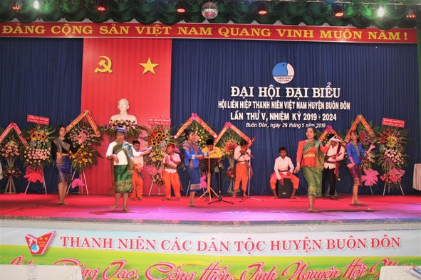 CLB Nhạc cụ Lào của Y Nô Ly Kbuôr biểu diễn tại Đại hội Liên hiệp Thanh niên Việt Nam huyện Buôn Đôn lần thứ V.