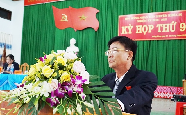 Phó Chủ tịch HĐND huyện Kr ông Bông Trần Thanh Hồng báo cáo tại kỳ họp.