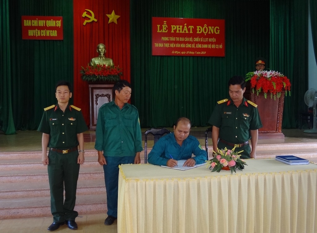 Các đơn vị thuộc Lực lượng vũ trang huyện Cư M'gar ký kết giao ước thi đua