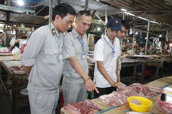 Đội ứng phó phòng, chống bệnh dịch tả heo châu Phi thị trấn Buôn Trấp kiểm tra thịt bày bán tại chợ trung tâm huyện.