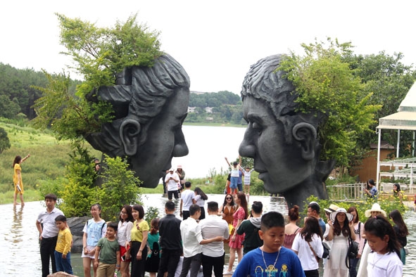 Hồ Vô cực - Nơi tình yêu bắt đầu trở thành điểm check-in thu hút rất nhiều du khách trong thời gian gần đây khi đến Đà Lạt.  