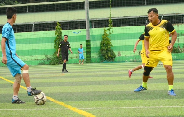Các cầu thủ U.35 tranh tài ở Giải bóng đá U.35 sân bảy người tranh Cúp Phong Sport.