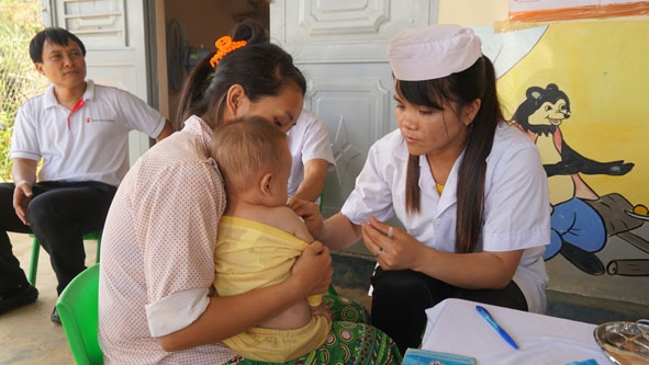 Tiêm ngừa cho trẻ em ở làng Đắk Hiêu thuộc buôn Liêng Keh, xã Đắk Phơi (huyện Lắk). Ảnh: Q.Nhật