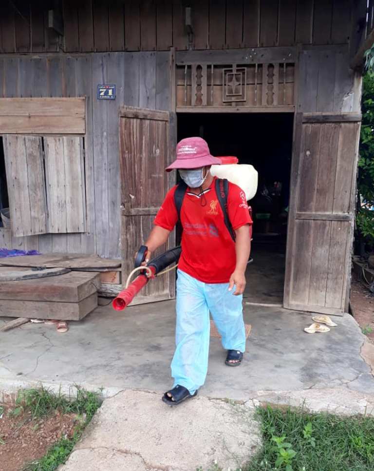 Phun hóa chất và tuyên truyền phòng chống sốt xuất huyết tại địa bàn Cư M'lan