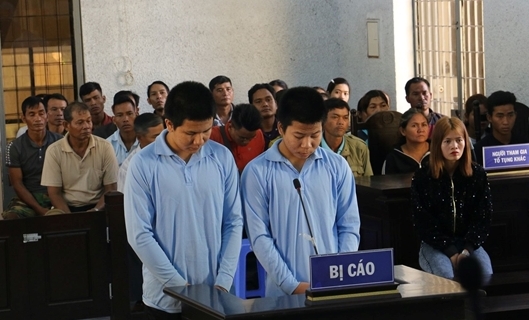 Hai bị cáo Y Kuôk Niê Kdăm và Y Trai Êban tại phiên tòa sơ thẩm.
