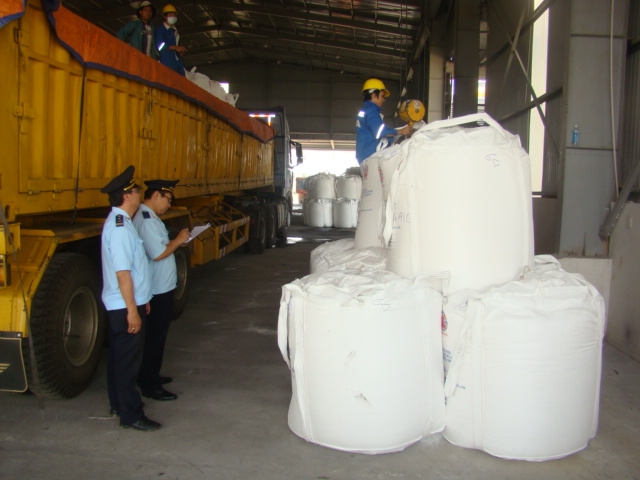 Cán bộ Cục Hải quan Đắk Lắk kiểm tra thực tế hàng hóa xuất nhập khẩu tại một doanh nghiệp trên địa bàn