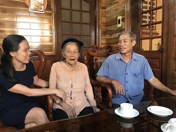  Cán bộ Phòng LĐ-TBXH huyện Cư M'gar (bìa trái) thăm Mẹ VNAH Từ Thị Hiền (tổ dân phố 5, thị trấn Quảng Phú).