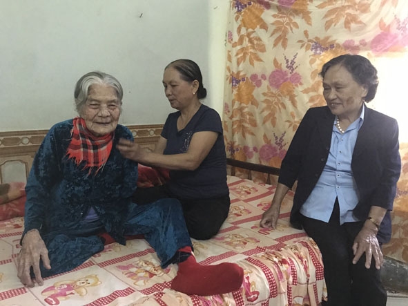 Các con gái đang chăm sóc Mẹ VNAH Phạm Thị Buội (tổ dân phố 4, thị trấn Quảng Phú). 